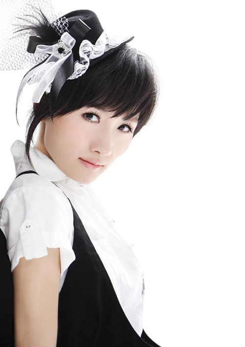 Nữ ca sỹ bị khán giả ném dép và sàm sỡ - 4