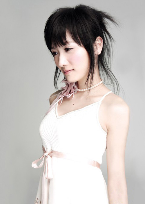 Nữ ca sỹ bị khán giả ném dép và sàm sỡ - 2