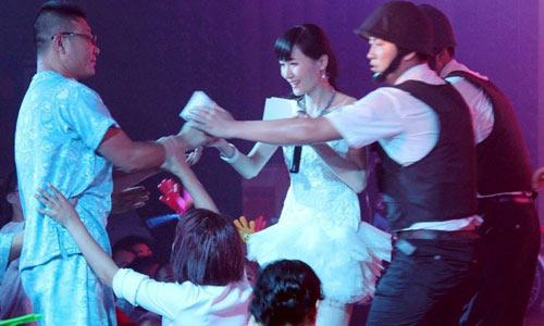 Nữ ca sỹ bị khán giả ném dép và sàm sỡ - 7