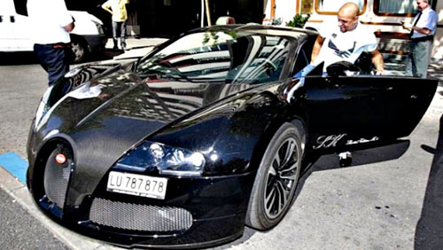 Roberto Carlos “cưỡi” Bugatti Veyron dạo phố - 2