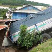Tin tức trong ngày - Hãi hùng xe tải "tự động" lao qua quốc lộ