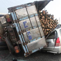 Tin tức trong ngày - Bị xe tải đè, 2 người thoát chết ngoạn mục