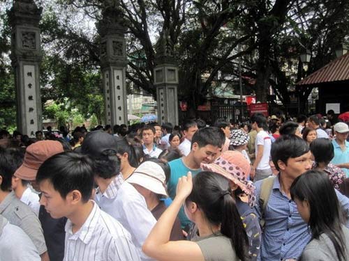 Vào Văn Miếu cầu may bằng... vé chợ đen - 2