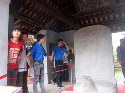 Vào Văn Miếu cầu may bằng... vé chợ đen - 4