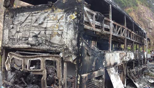 Xe giường nằm cháy rụi, 42 người thoát hiểm - 1