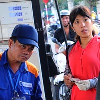 Tin tức trong ngày - Cơ chế giá xăng dầu thay đổi nửa vời