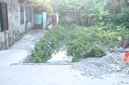 Bé trai 3 tuổi bị nước cống cuốn trôi - 2