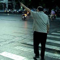 Tin tức trong ngày - Ông Tây "dẹp loạn" giao thông Hà Nội