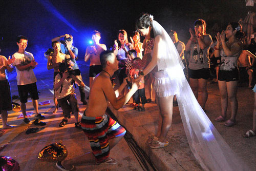 Cặp đôi 8X tổ chức đám cưới bikini - 2