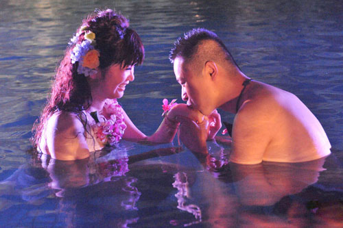 Cặp đôi 8X tổ chức đám cưới bikini - 5