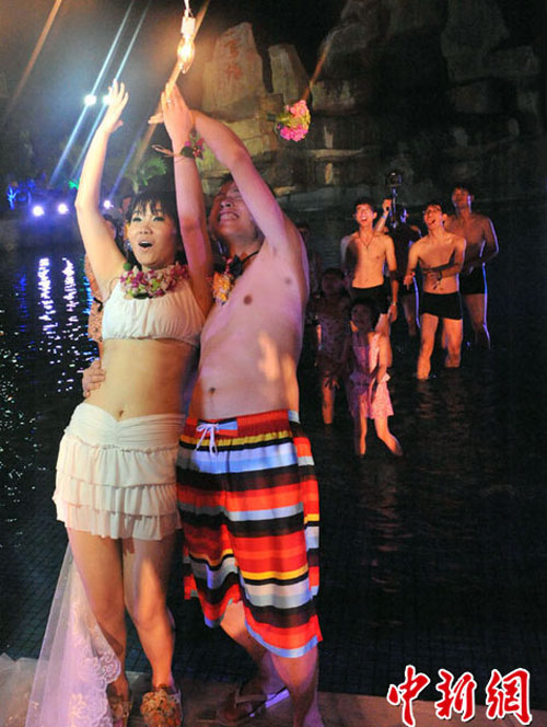 Cặp đôi 8X tổ chức đám cưới bikini - 6