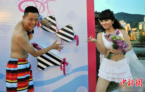 Cặp đôi 8X tổ chức đám cưới bikini - 7