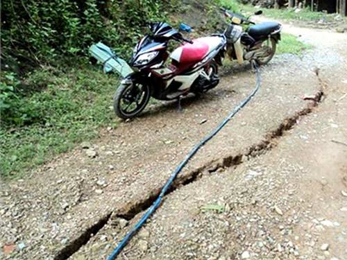 Núi lở, vùi nhà dân, bẻ cong cầu - 2