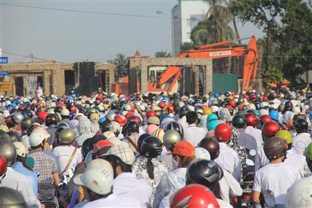 Tắc đường, thí sinh chạy bộ đến trường - 2