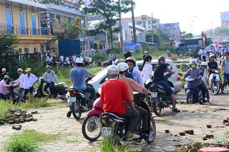 Tắc đường, thí sinh chạy bộ đến trường - 4