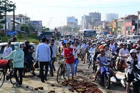 Tắc đường, thí sinh chạy bộ đến trường - 5