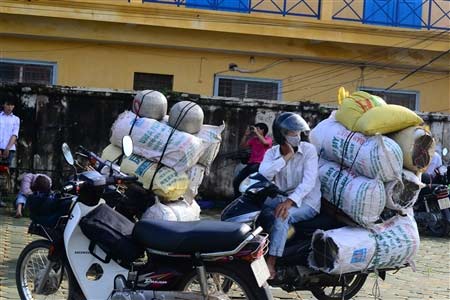 Tắc đường, thí sinh chạy bộ đến trường - 7