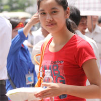 Bạn trẻ - Cuộc sống - Sĩ tử hạnh phúc nhận cơm trưa miễn phí