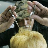 Phi thường - kỳ quặc - Nhắm mắt cắt tóc với giá cao ngất ngưởng