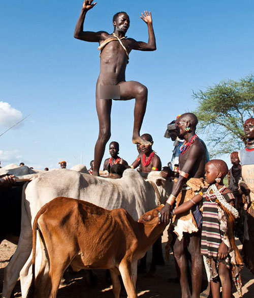 Khỏa thân chơi trò nhảy... bò - 7