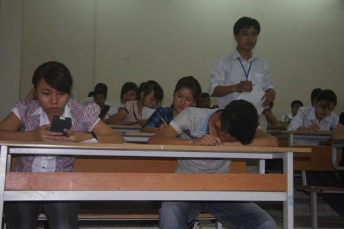 Thí sinh ngủ say trong giờ thi - 4