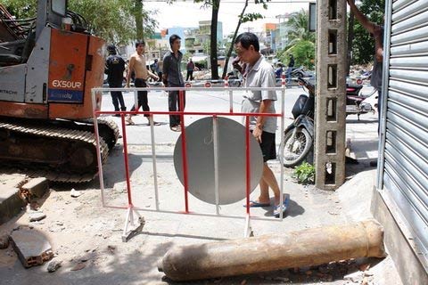 Bình oxy vụt phóng qua đường như "tên lửa" - 3