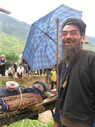 Đến nơi phải cười trong đám tang - 2