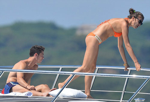 Ronaldo làm cha, Irina làm mẹ - 10