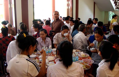 Gia đình nấu 2400 suất cơm miễn phí cho sĩ tử - 2