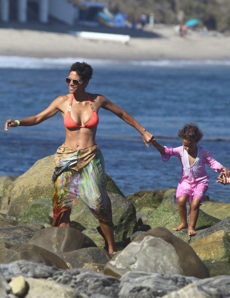 Bà mẹ sao khoe ngực tròn eo thon - 12