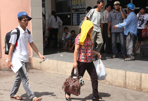 "Sợ" Hà Nội, sĩ tử chen nhau về quê - 2