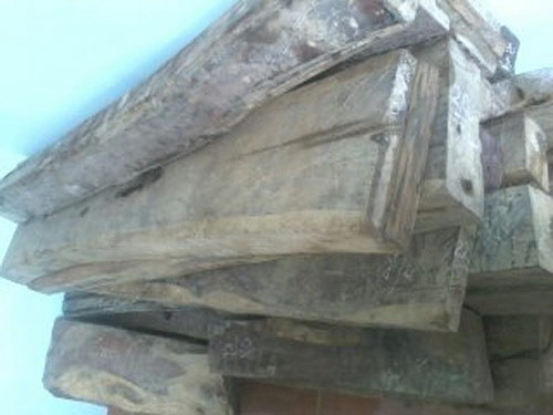 Xe cứu thương hú còi chở gỗ quý - 2