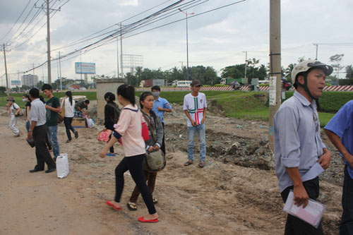 Xe buýt sập hố công trình, hành khách tái mặt - 2