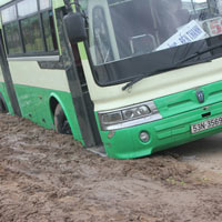 Tin tức trong ngày - Xe buýt sập hố công trình, hành khách tái mặt