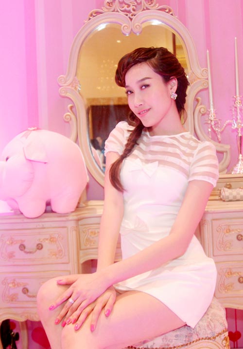 Ngọc Thạch buông vai trần gợi cảm - 8