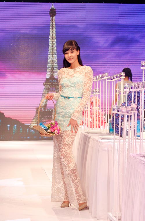 Ngọc Thạch buông vai trần gợi cảm - 9