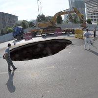 Phi thường - kỳ quặc - "Hố tử thần" nuốt chửng 1 người