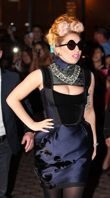 Lady Gaga tập tành "chèn ép" ngực - 1
