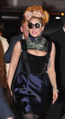 Lady Gaga tập tành "chèn ép" ngực - 2