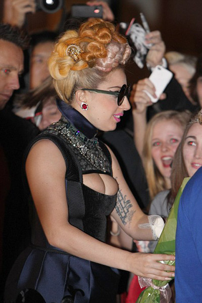 Lady Gaga tập tành "chèn ép" ngực - 5