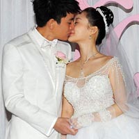  - Lý Tiểu Lộ "bế bụng" làm đám cưới