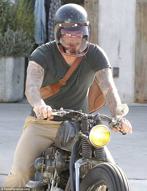 Beckham ‘cưỡi’ siêu mô tô đi shopping - 1