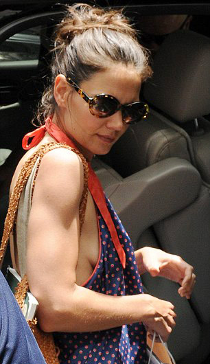 Katie cản trở Tom tiếp xúc con gái - 7