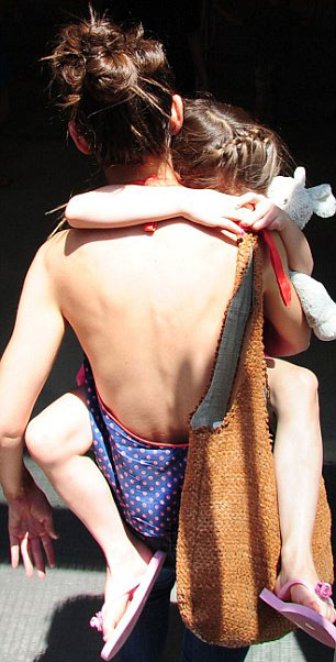 Katie cản trở Tom tiếp xúc con gái - 4