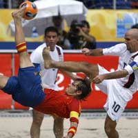 Bóng đá - Video: Tuyệt kĩ bóng đá bãi biển