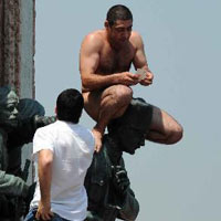 Phi thường - kỳ quặc - Khỏa thân để... "vòi tiền" cảnh sát