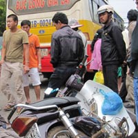 Tin tức trong ngày - Tài xế xe buýt cán người rồi bỏ trốn