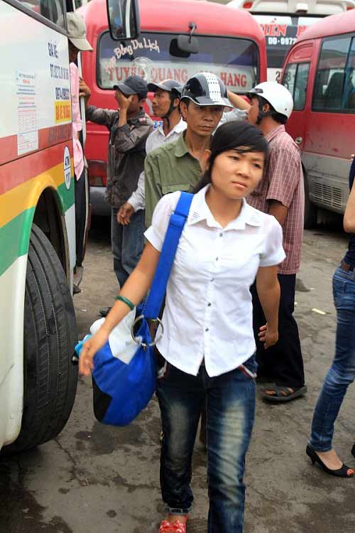 Sĩ tử tấp nập đổ về Hà Nội thi ĐH đợt 2 - 2