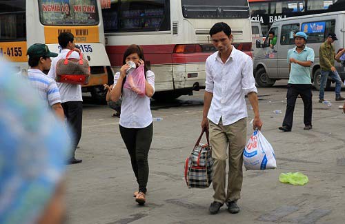 Sĩ tử tấp nập đổ về Hà Nội thi ĐH đợt 2 - 3