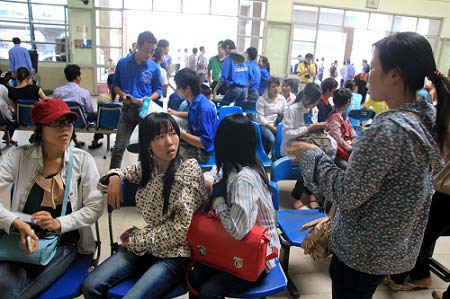 Sĩ tử tấp nập đổ về Hà Nội thi ĐH đợt 2 - 7